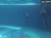 Two hot lesbian brunettes in the swimming pool 11/16