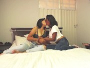 Dos amigas Lesbianas muy calientes amándose con una ricas tijeras. Teen 18 2/16