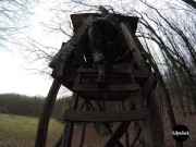 Une charmante suce et se fait baiser par un chasseur excité - Couple amateur Lily & Jack 1/16