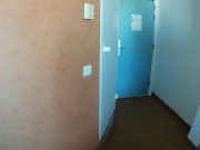 La gorda mea encima de él y luego se lo folla en el suelo. 1/16