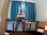 Se chupan los pies y se los lamen, después follan y se dan por culo, y al final se corre en su cara 1/16