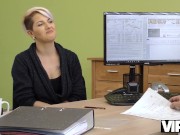 VIP4K. Bitch weiß, dass ihre sexuellen Reize helfen können, einen Kredit zu bekommen 4/16