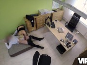 VIP4K. Bitch weiß, dass ihre sexuellen Reize helfen können, einen Kredit zu bekommen 7/16