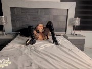 Hago video llamada con mi novio y mis me cogen y el mira como se las chupo y cojo 2/16