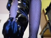 Padrona in alti tacchi, calze a rete e guanti in PVC ti per fotterti i soldi 12/16