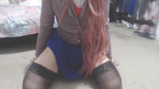 Trap monta um consolo enquanto usa o cosplay de Monika da DDLC ...