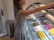 Schau mir beim Lutschen zu- 18 Jähriges Teeny Girl mit kleinem Mund lutscht provokant auf der Straße 1/16