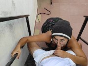 Sexo con un desconocido en la escalera de su departamento 1/16