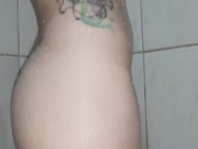 olhando ela no banho, não resistimos e fodemos gostoso 1/16