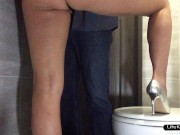 Глупую шлюху с сайта секс-знакомств трахают в туалете 2/16