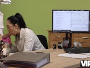 VIP4K. L'agent peut accorder un prêt à bébé si elle satisfait tous ses besoins 10/16