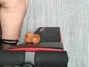 młoda szczupła laska ujeżdża wielkie żylaste dildo 1/16