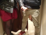 La mia sorellastra in camerino del centro commerciale senza mutande succhia il cazzo a uno studente  15/16