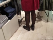 La mia sorellastra in camerino del centro commerciale senza mutande succhia il cazzo a uno studente  6/16