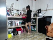 Dos lesbianas muy calientes dejan de cocinar para comerse sus coños entre ellas. 18 1/16