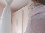 have you ever seen a more beautiful and hottest Elsa cosplay? 8/16