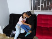 Dos mejores amigas lesbianas muy calientes teniendo sexo casual en la sala.  1/16