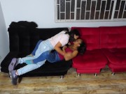 Dos mejores amigas lesbianas muy calientes teniendo sexo casual en la sala.  2/16