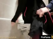 Mi sono scopato uno sconosciuto in un bagno pubblico ( amatoriale italiano ) 4/16