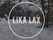 Извращенка LIKA LAX катается на лыжах, ссыт и трахает себя в лесу 1/16