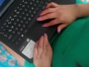 no dejo estudiar a mi amiga lizi love, pido que me chupe la polla mientras estudia en el pc 2/16