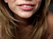 Сладкая милашка трахает себя дилдо 8/16