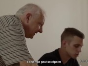 DADDY4K. Chica tentadora copula con el apuesto papá de su novio en el dormitorio 2/16