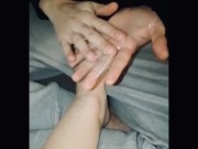 Questi bei piedini fanno una sega al cazzo che finirà nella sua figa e la farà godere 1/16