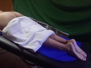 Masaje amateur a chica de cuerpo y pies realizado por chico CD travestido de culo espectacular 2/16