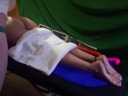 Masaje amateur a chica de cuerpo y pies realizado por chico CD travestido de culo espectacular 6/16