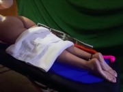 Masaje amateur a chica de cuerpo y pies realizado por chico CD travestido de culo espectacular 7/16