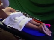 Masaje amateur a chica de cuerpo y pies realizado por chico CD travestido de culo espectacular 9/16