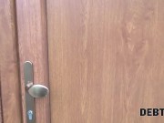 DEBT4k. Belle enceinte aux cheveux rouges écarte les jambes pour le collecteur de dettes 1/16