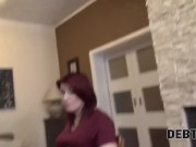 DEBT4k. Belle enceinte aux cheveux rouges écarte les jambes pour le collecteur de dettes 5/16