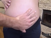 DEBT4k. Belle enceinte aux cheveux rouges écarte les jambes pour le collecteur de dettes 6/16