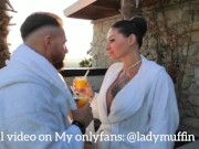 Milf lo fa schizzare stimolandolo coi piedi 1/16