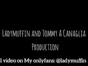 Milf lo fa schizzare stimolandolo coi piedi 6/16