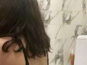 Жадная на член шлюшка отсосала мне прямо в туалете после того как я справил нужду 1/16