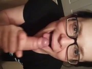 МАМИНА ПОДРУГА ДОМОГАЕТСЯ В КОРИДОРЕ