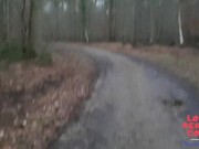 Homemade : MILF Francaise mariée libertine branle une queue en forêt et recoit le sperme sur son cul 1/16