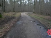 Homemade : MILF Francaise mariée libertine branle une queue en forêt et recoit le sperme sur son cul 5/16