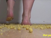Crushing compilation : Miel pops, bubble wrap, cardboard and miniature toy car 5/16