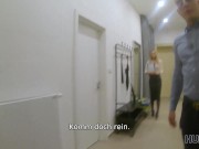 HUNT4K. Hunter mietet Wohnung mit einer intimen Bedingung für Mädchen 1/16