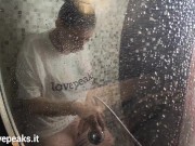 Ladymuffin si masturba sotto la doccia 14/16