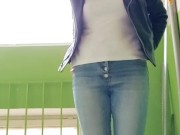 Lika Lax нассала в  джинсы и обоссаная  дрочит в подъезде 1/16