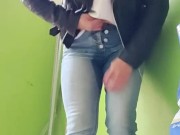 Lika Lax нассала в  джинсы и обоссаная  дрочит в подъезде 14/16