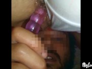 Mi stuzzica in mutandine bianche con un dildo e poi mi scopa il culo in DP 16/16