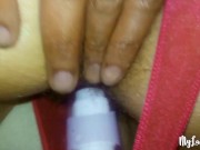 Gioca a infilare un sextoy prima nella figa e poi nel culetto mentre indosso delle mutandine rosse 13/16