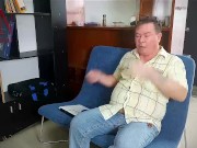 El cliente de la firma se folla a una estúpida secretaria. Sexo en la oficina. 1 1/16