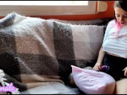 Carita de ángel se folla al cojín y su novia controla su VIBRADOR 3/16